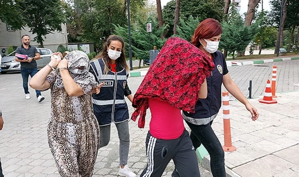 Samsun'da hırsızlık zanlısı kadın, gazetecilere terlik attı