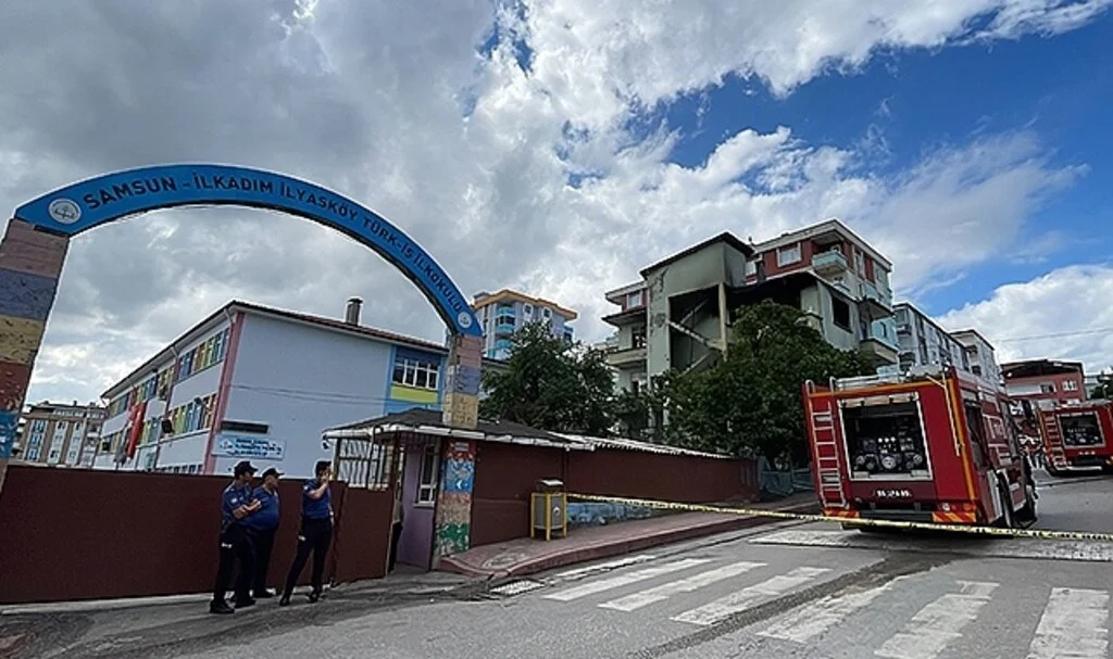 Samsun'da ilkokulun yanındaki kullanılmayan lojmanda çıkan yangın söndürüldü