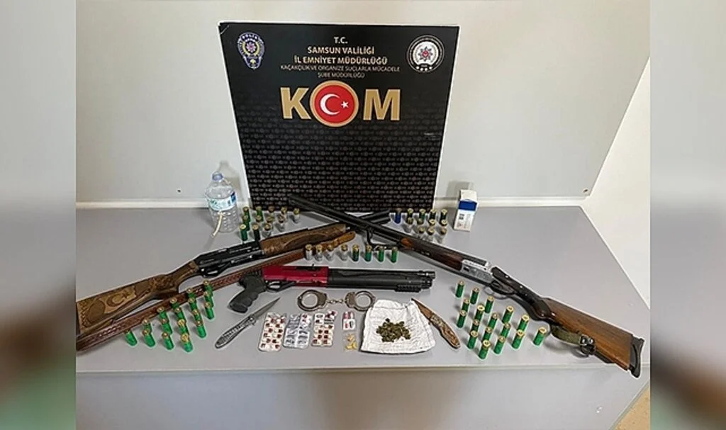 Samsun'da Polis silah, kelepçe ve uyuşturucu ele geçirdi: 2 gözaltı