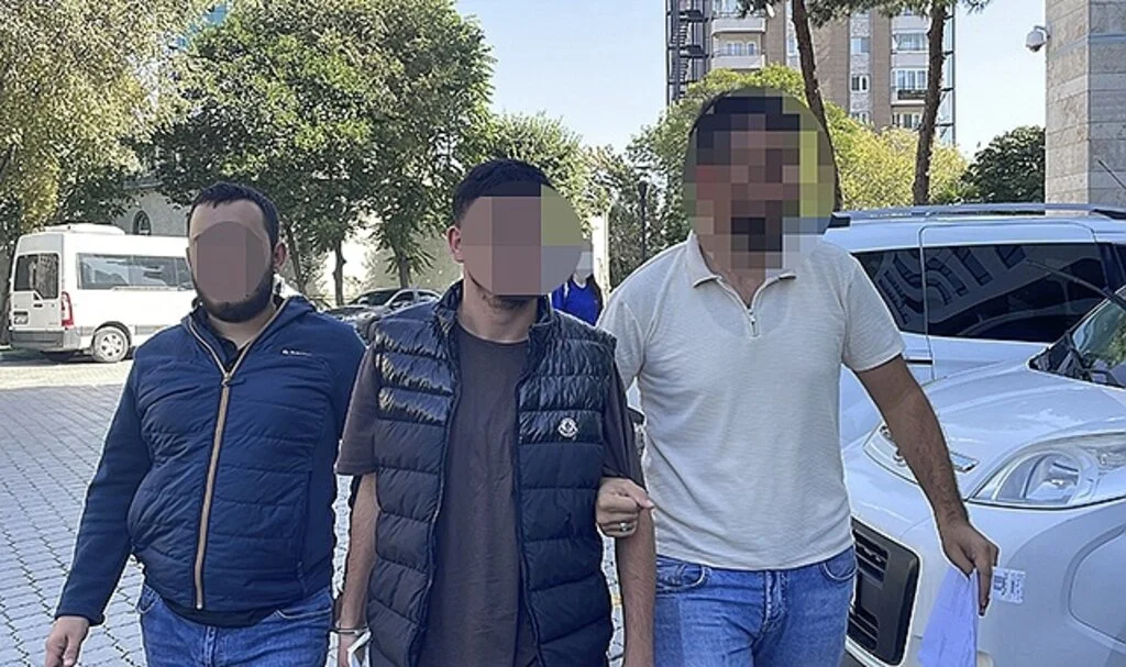 Samsun'da polisten kaçarken uyuşturucuyu yola atan 2 zanlı tutuklandı
