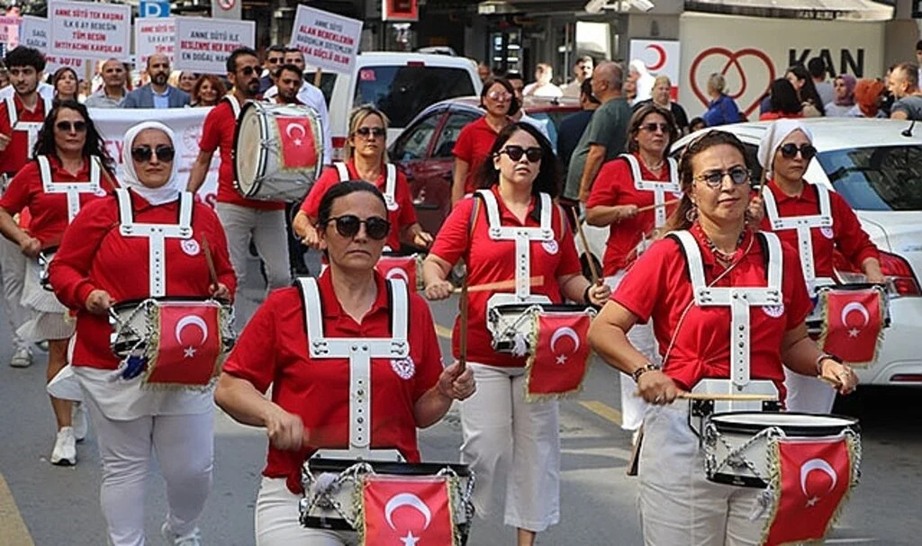 Samsun'da Sağlık çalışanları trampet çalarak sağlık için yürüdü