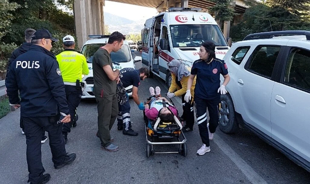 Samsun'da Sağlık çalışanlarının bulunduğu otomobil kamyonla çarpıştı: 2'si hemşire 3 yaralı