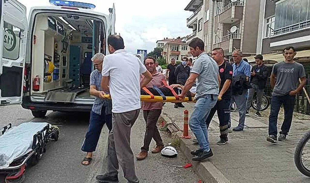 Samsun'da Yaya geçidinden geçen motosiklete hafif ticari araç çarptı 1 yaralı