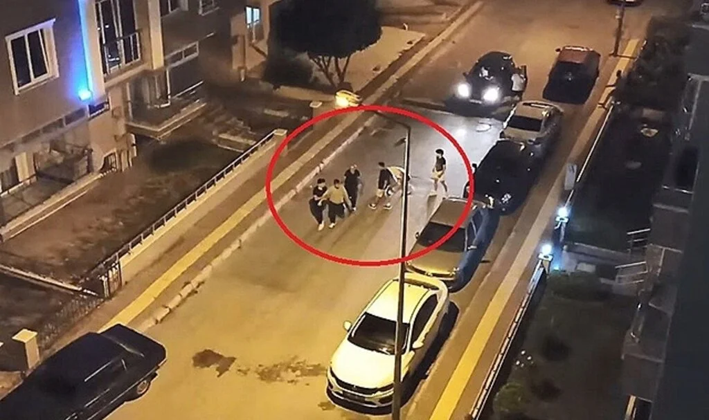 Samsun’da yolunu kestikleri genci sokak ortasında darp ettiler