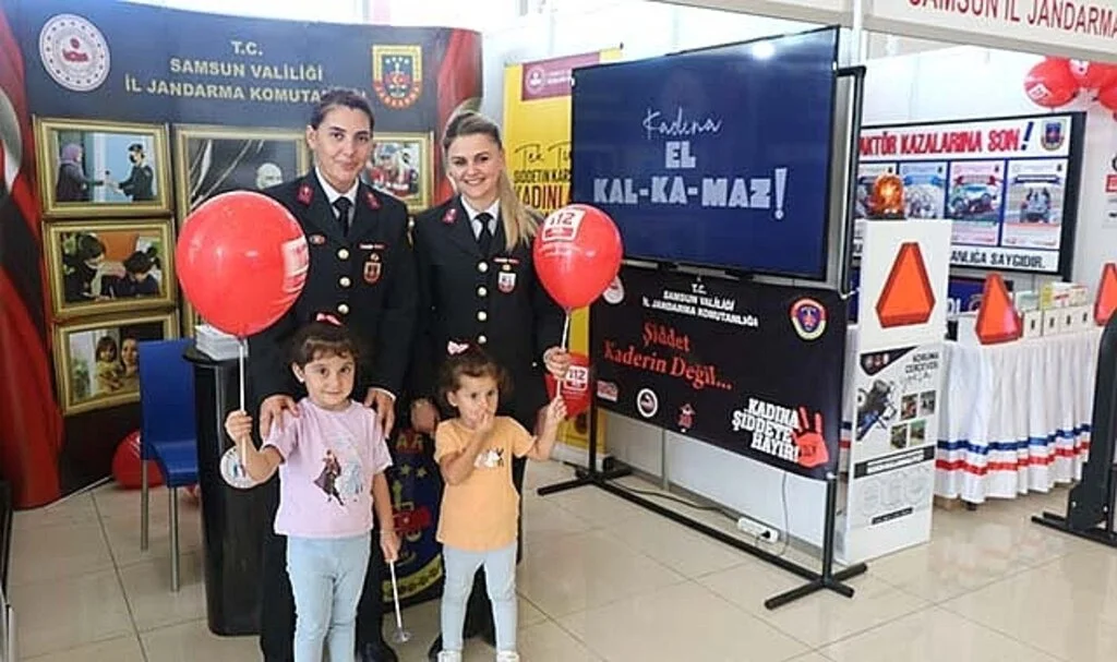 Samsun İl Jandarma Komutanlığı kadına şiddetin önlenmesine ilişkin vatandaşlara bilgi verdi