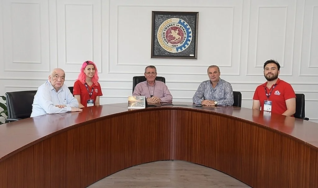 Samsun TSO Yönetim Kurulu Başkanı Murzioğlu ve  Meclis Başkanı Akyüz, başarılı öğrencileri kutladı