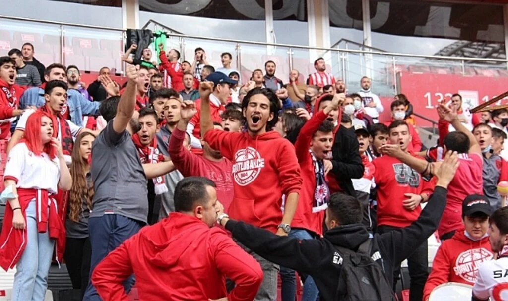 Samsunsporlu taraftarlar futbolculara seslendi: Gitmek isteyen gitsin