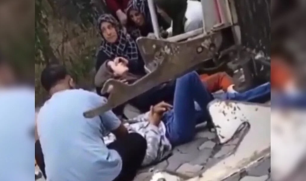 Sancaktepe’de elektrikli bisikletin freni boşaldı, 5 kişilik aile savrularak kamyonete çarptı
