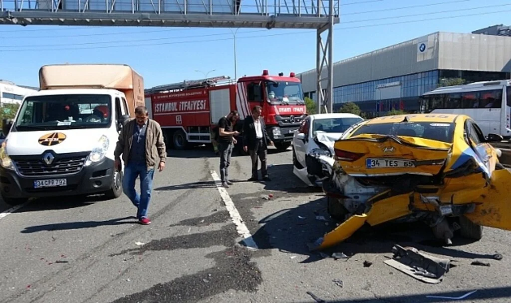 Sancaktepe'de kaputu açılan taksi zincirleme kazaya neden oldu