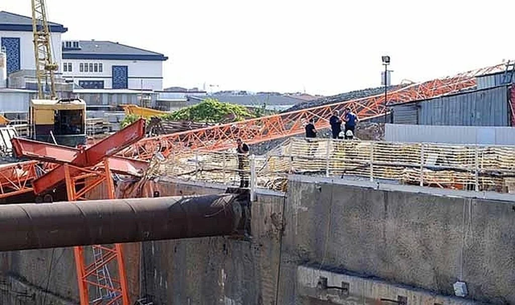 Sancaktepe'de metro inşaatında kule vinci devrildi, 2 kişi öldü, 1 kişi yaralandı
