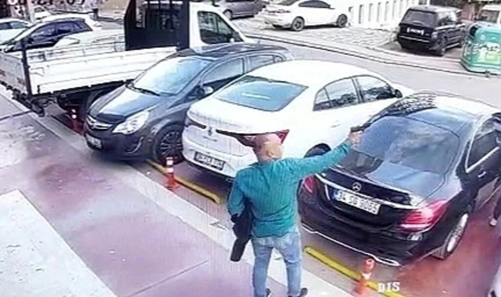 Sancaktepe’de MHP’li üyeye silahlı saldırı anı kamerada