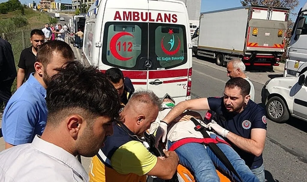 Sancaktepe’de sürücüsünün kontrolünü kaybettiği otomobil su kanalına düştü: 2 yaralı