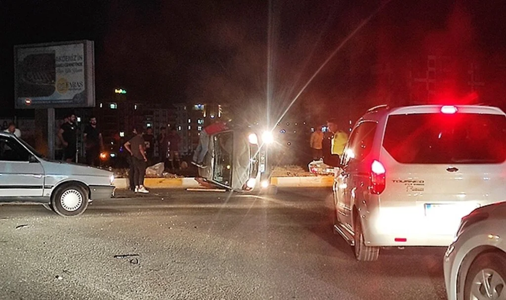 Şanlıurfa'da iki otomobil çarpıştı: 9 yaralı