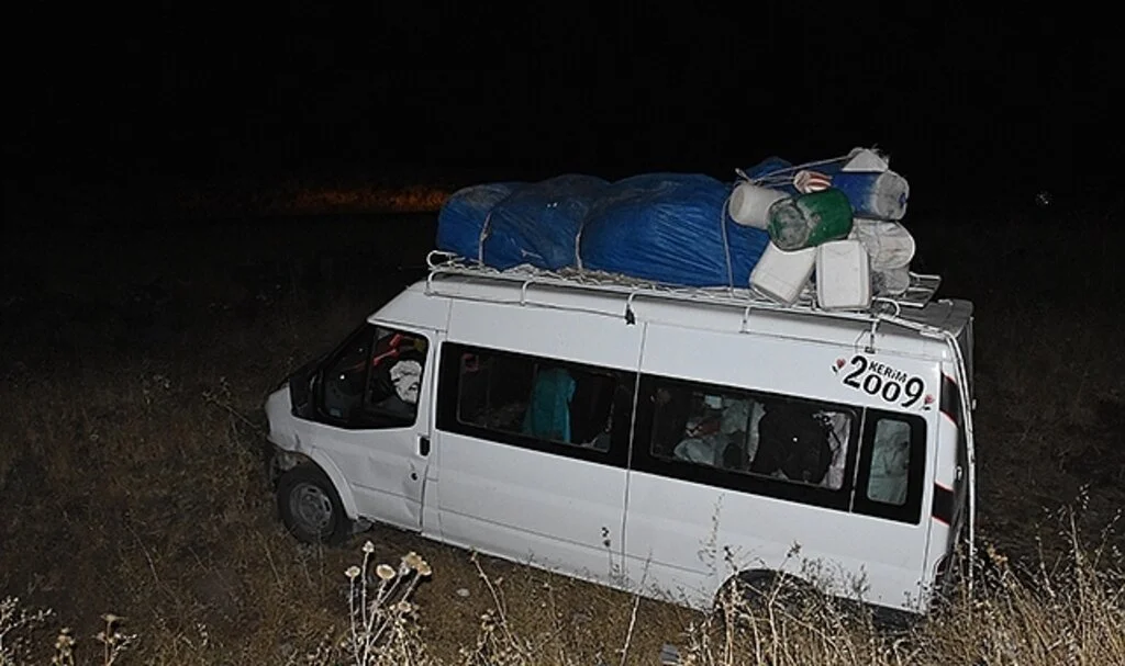 Şanlıurfa’da mevsimlik işçileri taşıyan minibüs ile otomobil çarpıştı: 16 yaralı