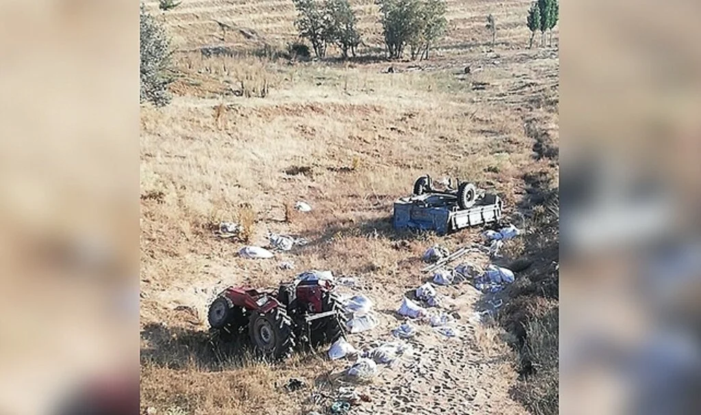 Şarampole devrilen traktörde bulunan 2 kişi hayatını kaybetti, 1 kişi yaralandı