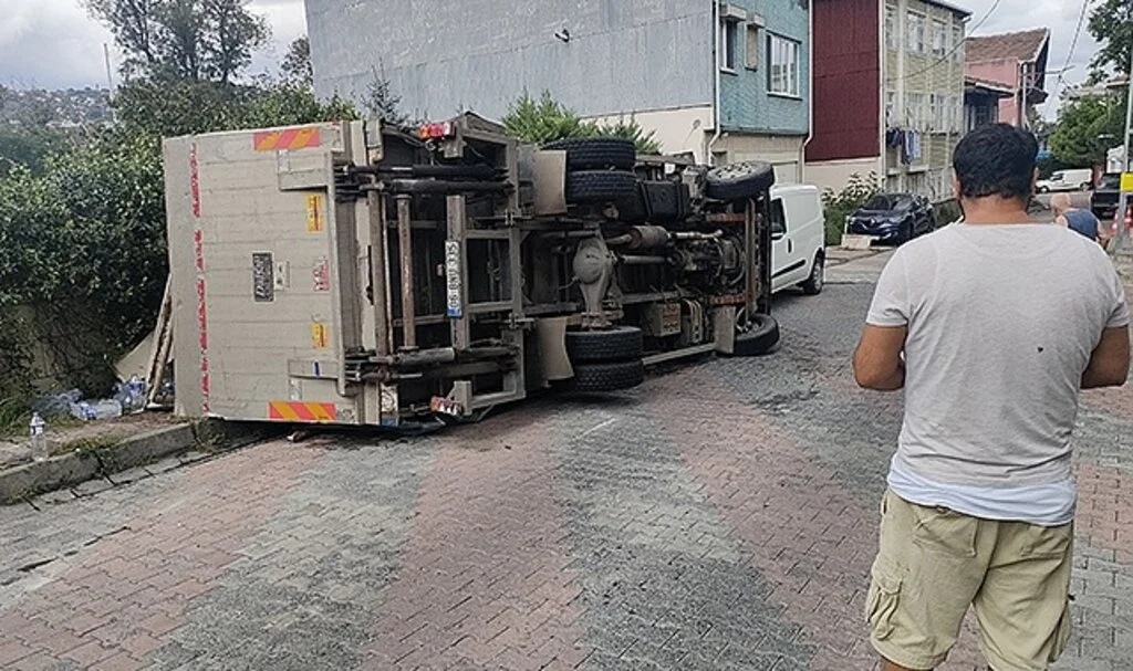 Sarıyer'de dar yokuşta virajı alamayan kamyonet devrildi