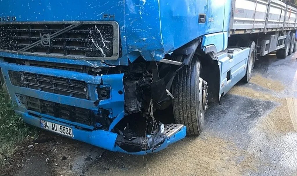 Sarıyer’de tır ile işçileri taşıyan servis aracı çarpıştı: 2 ağır yaralı