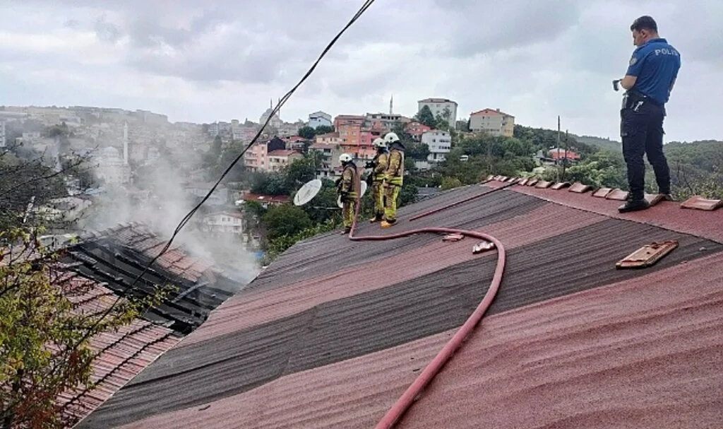 Sarıyer'de yan yana bulunan 2 gecekondu alev alev yandı