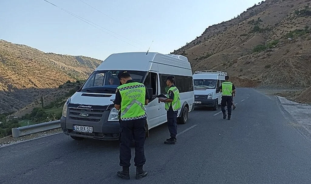 Sason'da jandarma, öğrenci servislerini denetledi