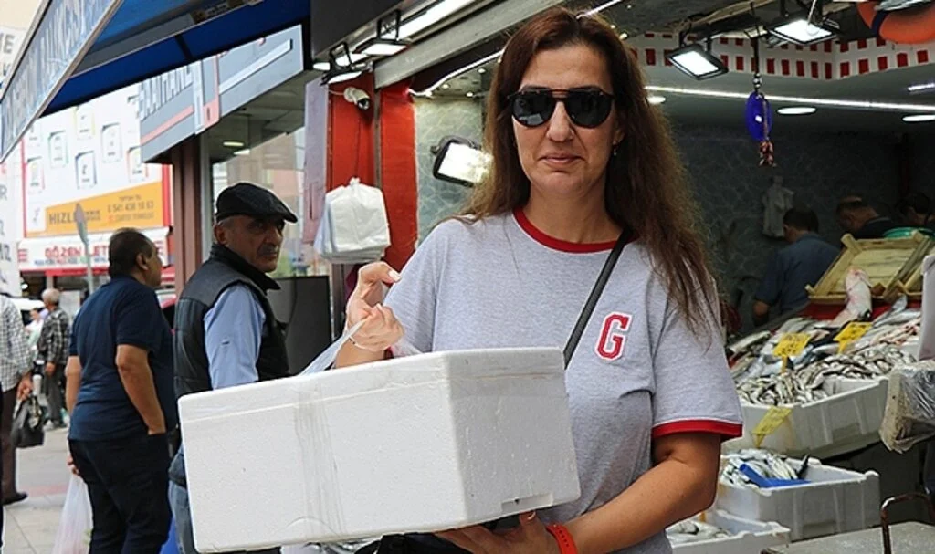 Şehir dışından Samsun'a gelen misafirler kasa kasa balıkla dönüyor