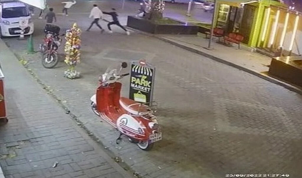Şehrin göbeğinde onlarca kişi birbirine girdi: 2 yaralı, 4 gözaltı