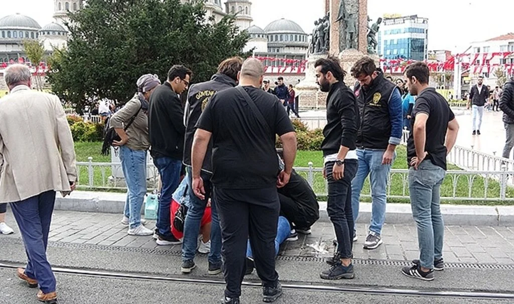 Şeker krizine giren kadın turist Taksim’de yere yığıldı, yardımına polis koştu