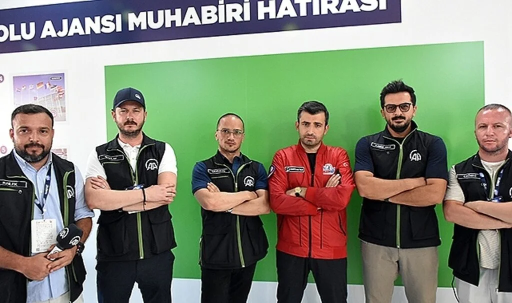 Selçuk Bayraktar, TEKNOFEST KARADENİZ'de AA standını ziyaret etti