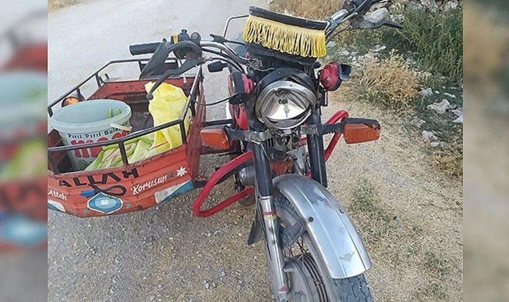Sepetli motosiklet römorka çarptı: 2 yaralı