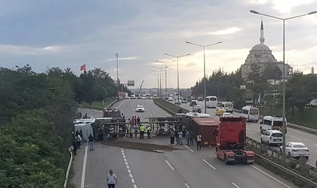 Servis aracı devrilen tıra çarptı: 5 yaralı