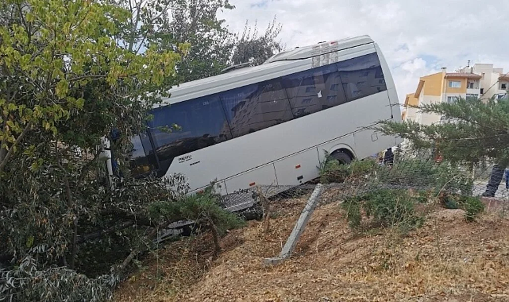 Servis minibüsü bahçeye düştü: 1 ölü