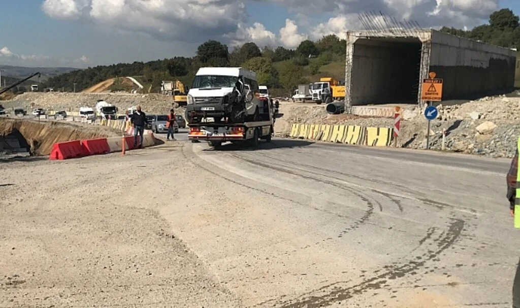 Servis minibüsü ile kamyon çarpıştı: 1’i çocuk 5 yaralı
