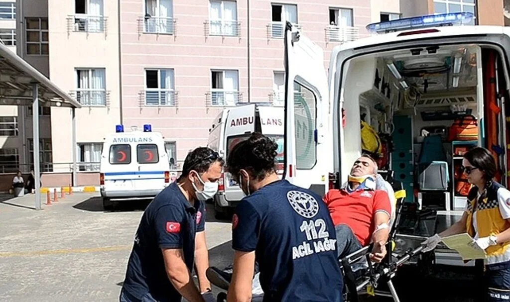 Servis minibüsüyle çarpışan kamyonet şoförü yaralandı