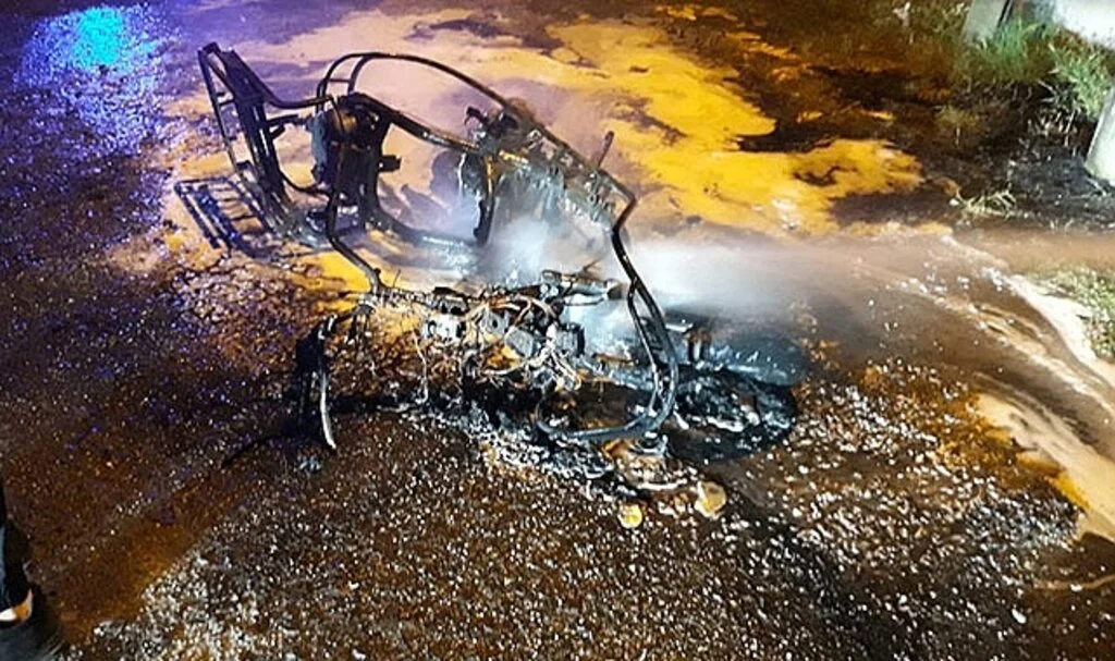 Servise çıkan kuryenin motosikleti alev alev yandı