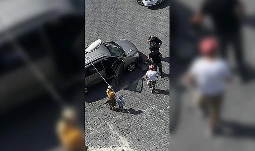 Seyahat ettiği araba kaza yaptı, küçük çocuk ortalığı birbirine kattı