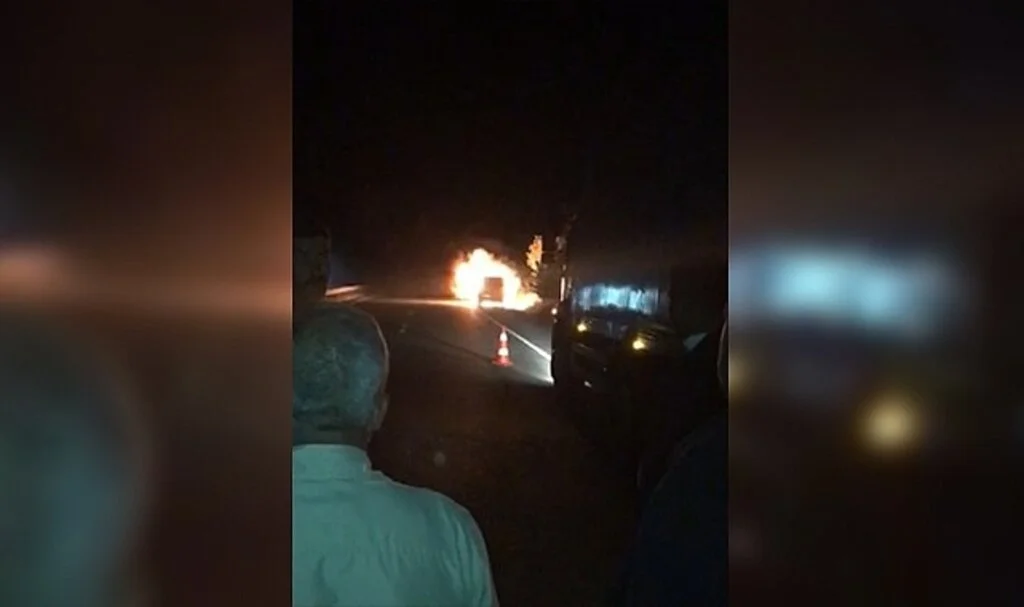 Seyir halindeki araç alev alev yandı