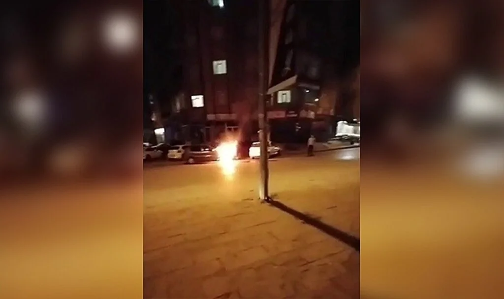 Seyir halindeki araç bir anda alev topuna döndü
