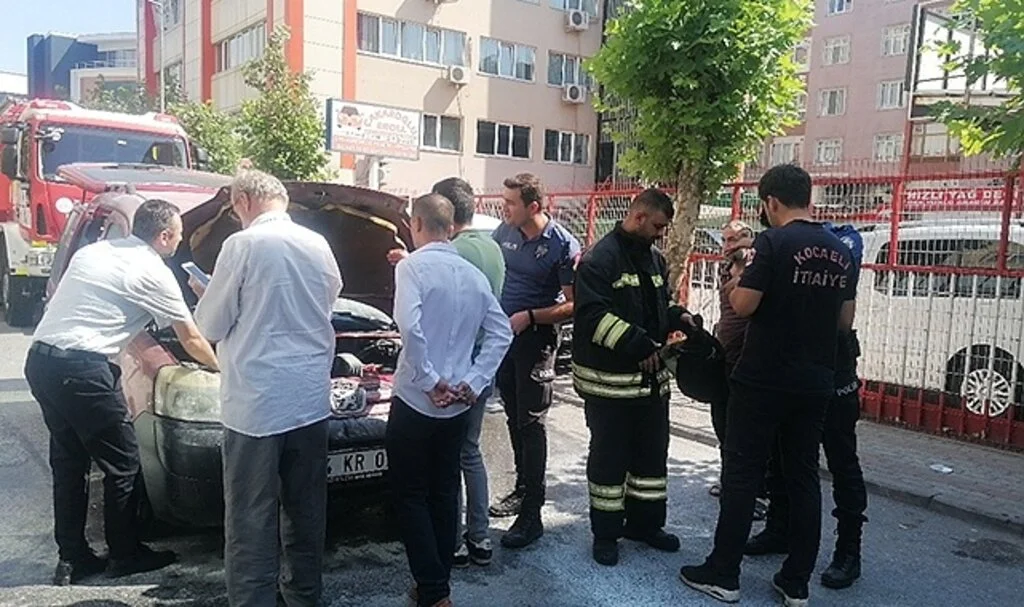 Seyir halindeki araçtan yükselen dumanlar korkuttu