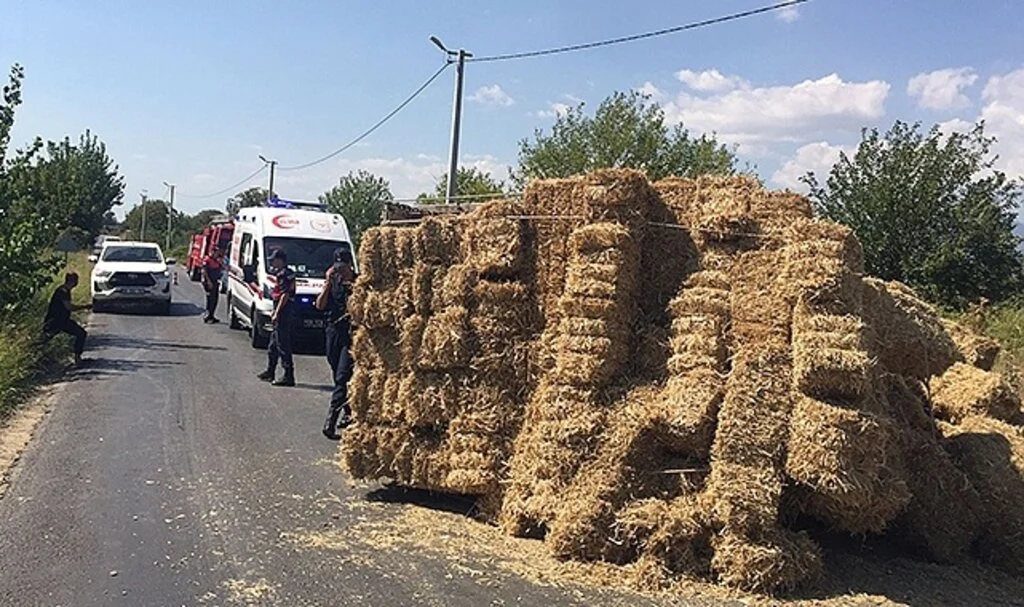 Seyir halindeki saman kamyonu devrildi, sürücüyü itfaiye kurtardı