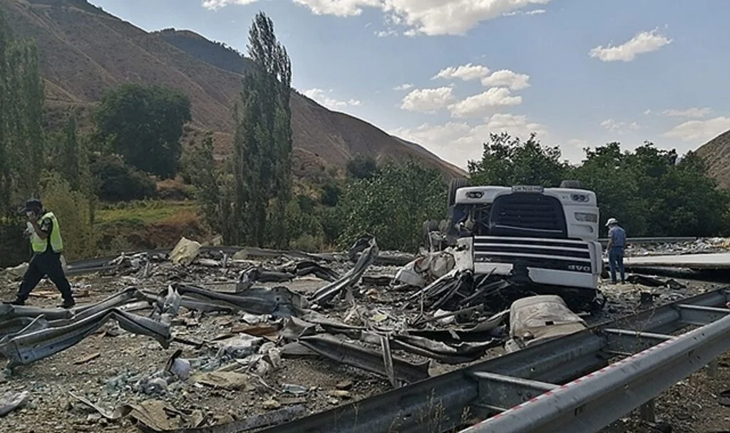 Seyir halindeki tır yola devrildi felaket kazada şoför feci şekilde hayatını kaybetti