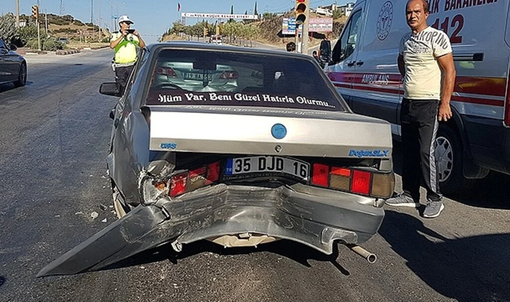 Seyir halindeyken kırmızı ışıkta bekleyen otomobillere çarptı: 1 yaralı