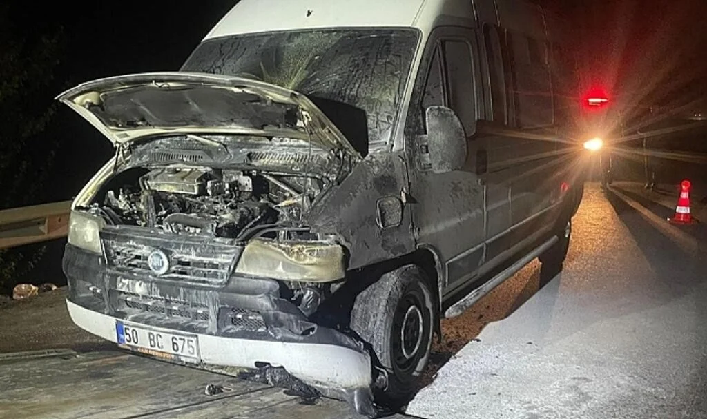 Seyir halindeyken yanan minibüsün şoförü son anda kurtuldu