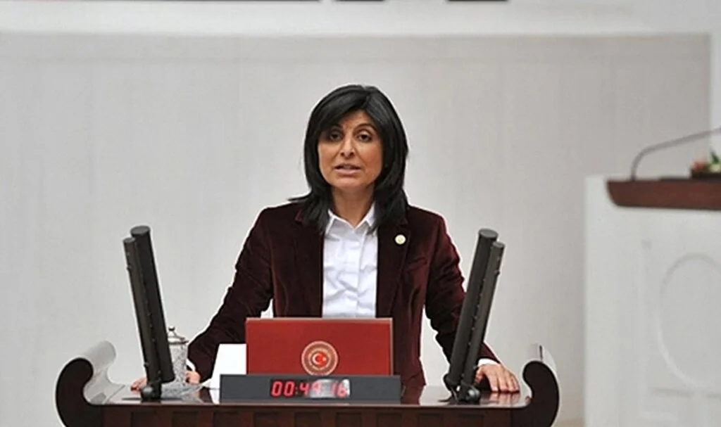 Sibel Özdemir'den  Bakan Özer 'e  Okul Masrafı Sorusu: "Öğrencilerin Mağdur Olmaması ve  Ailelerin Zor  Durumda Kalmamasına Yönelik Bir Planınız Olacak mı?"