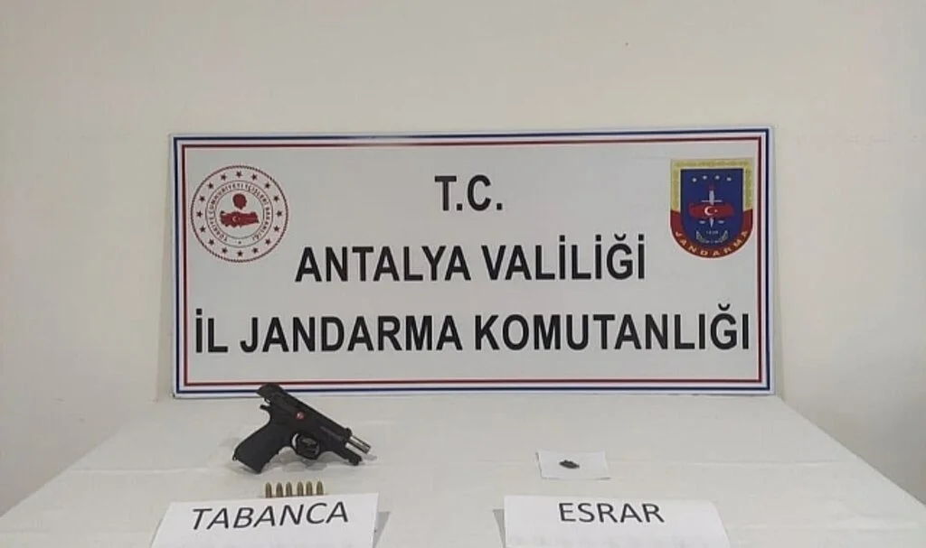 Sigara paketinin üzerine ayağıyla basınca yakayı ele verdi