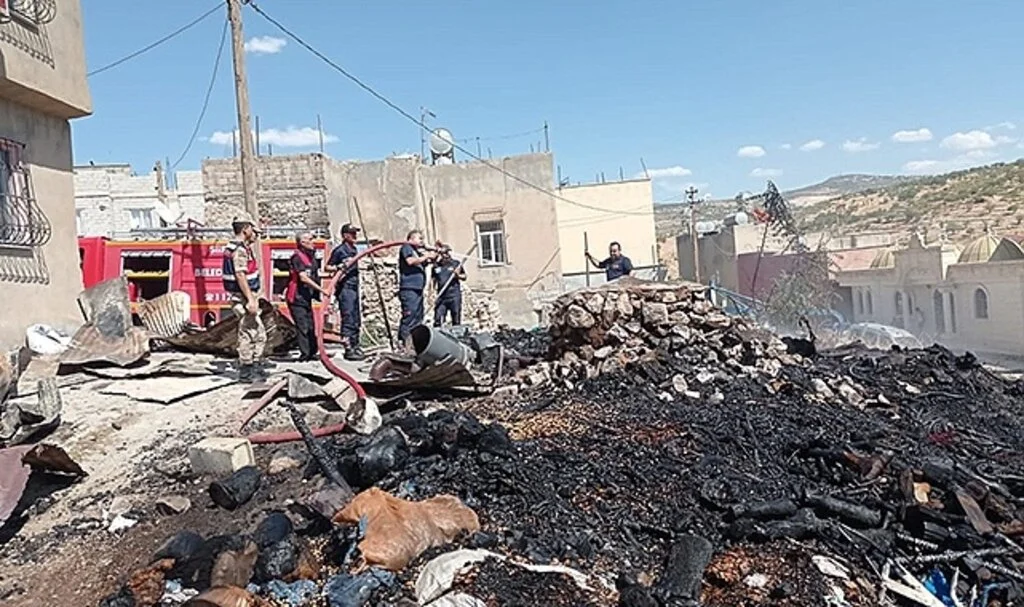 Siirt'te kış gelmeden 2 ton odun yandı