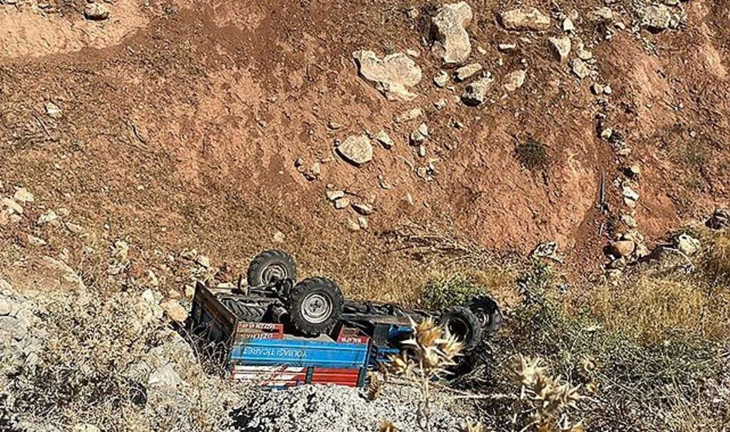 Siirt’te tarım aracı devrildi: 1’i ağır 3 yaralı
