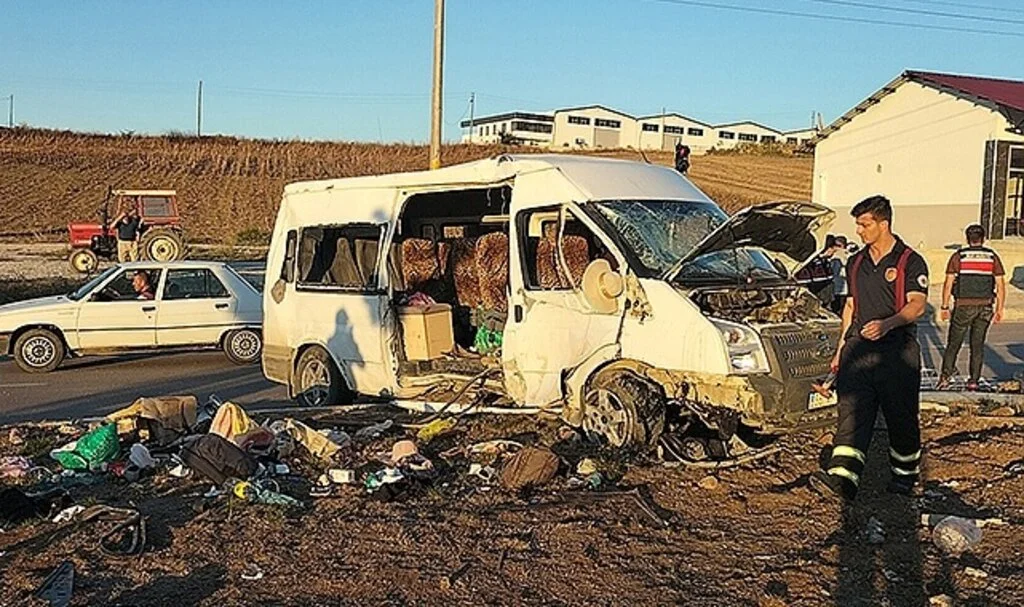 Sıkışan işçileri  itfaiye çıkardı 