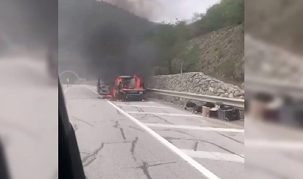 Sinop’ta aniden alev alan araç söndürüldü