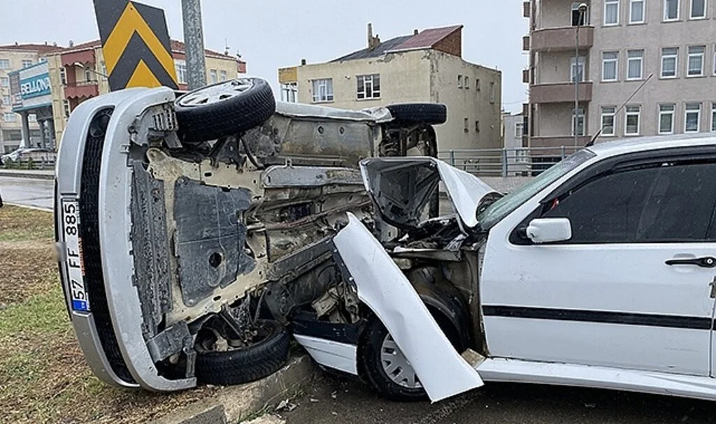 Sinop’ta çarpışan otomobillerden biri yan yattı: 2 yaralı