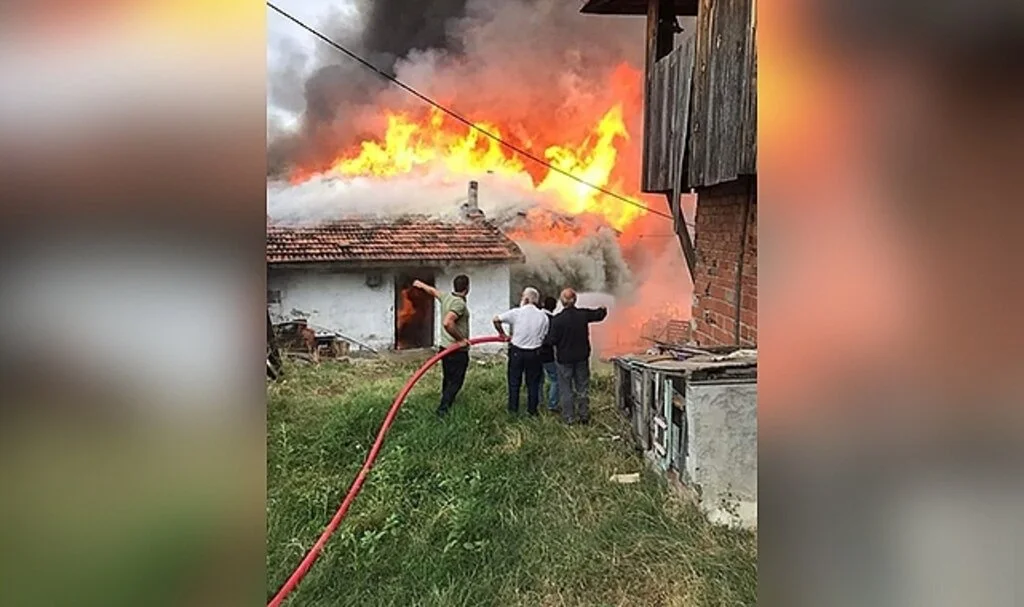 Sinop’ta çıkan yangında 5 ev ile bir ambar kül oldu