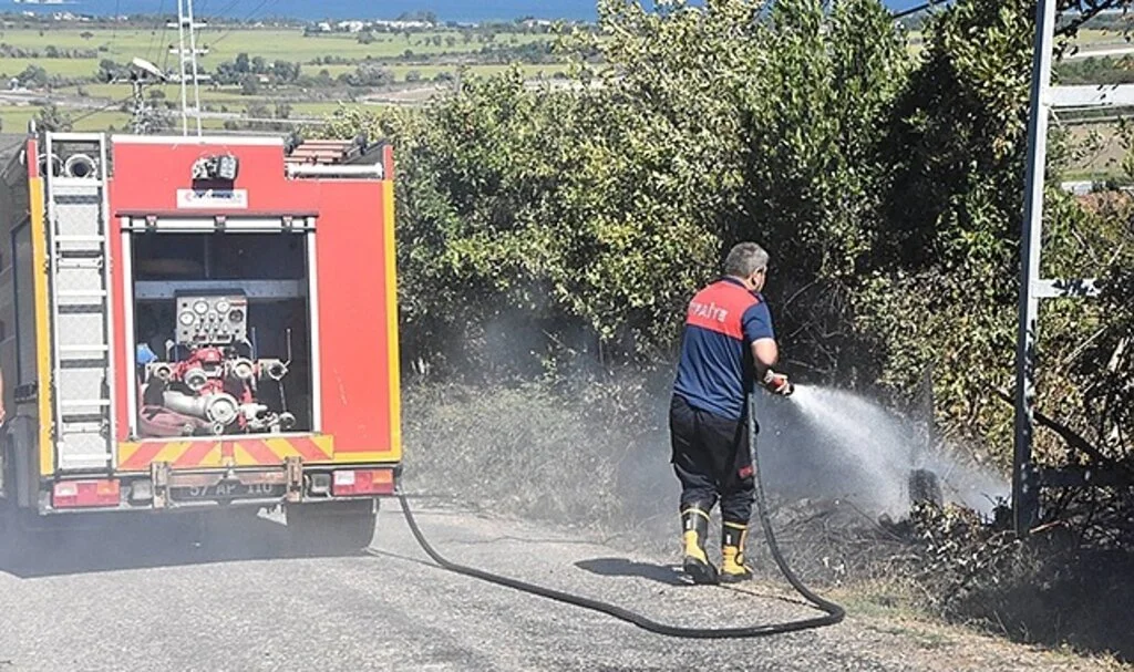 Sinop’ta kuru otları tutuşturan vatandaş az daha köyü yakıyordu